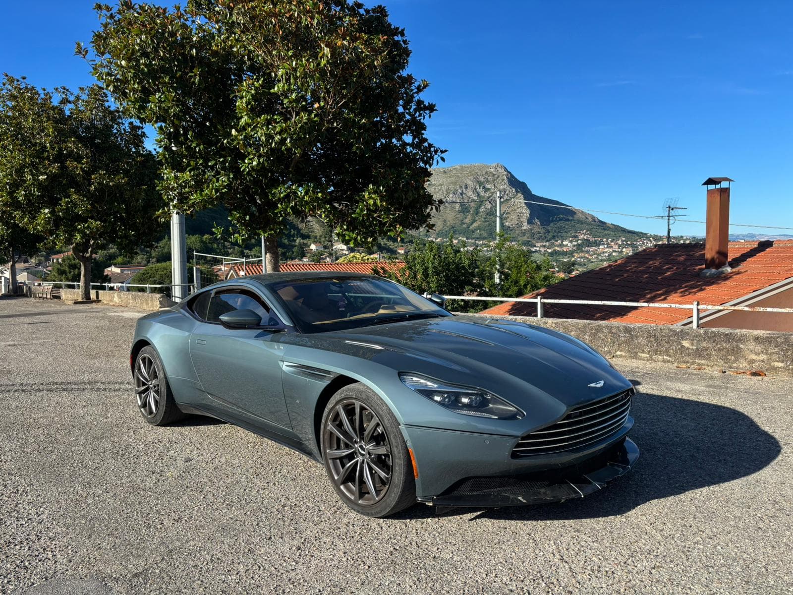 Aston Martin DB11 V8