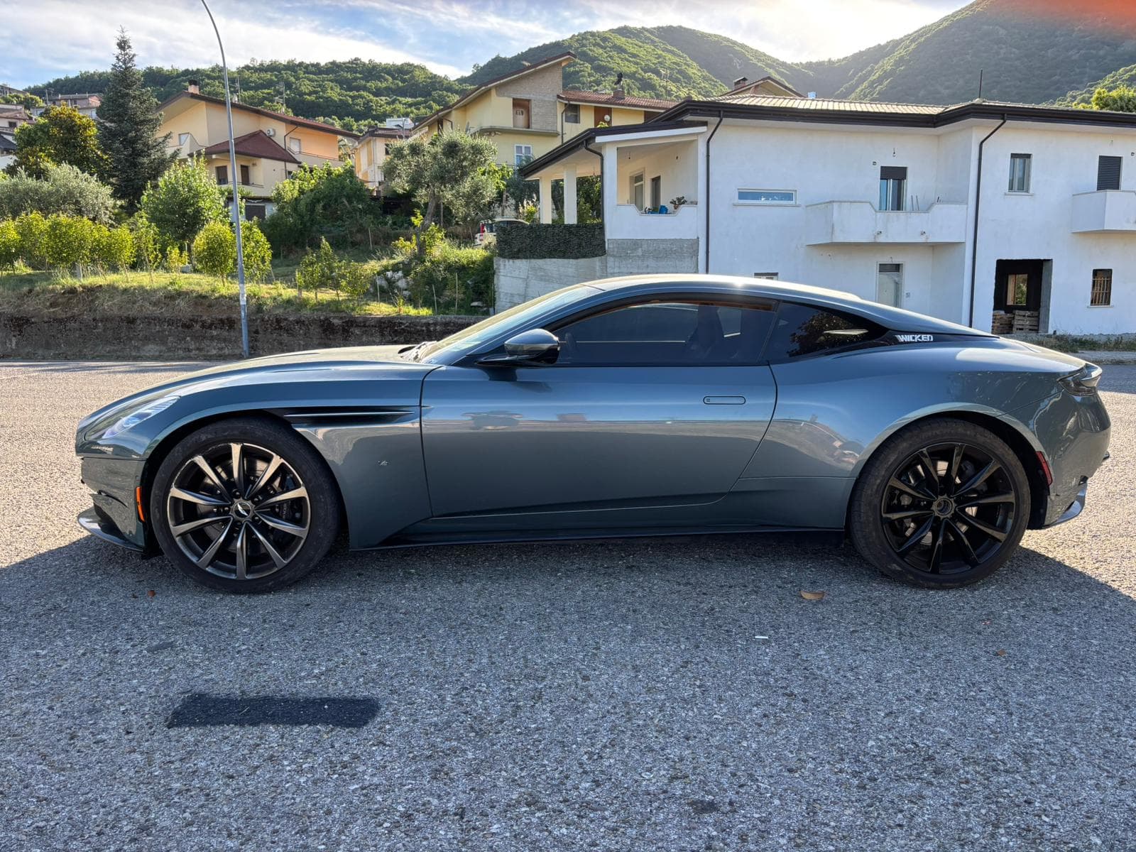 Aston Martin DB11 — ricerca personalizzata