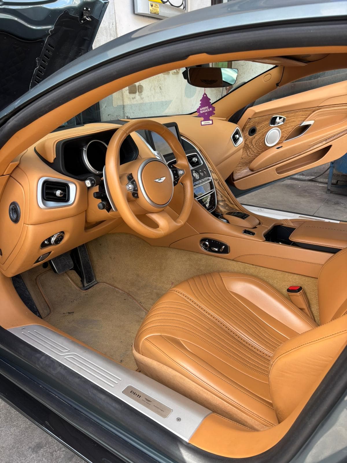 Aston Martin DB11, interni
