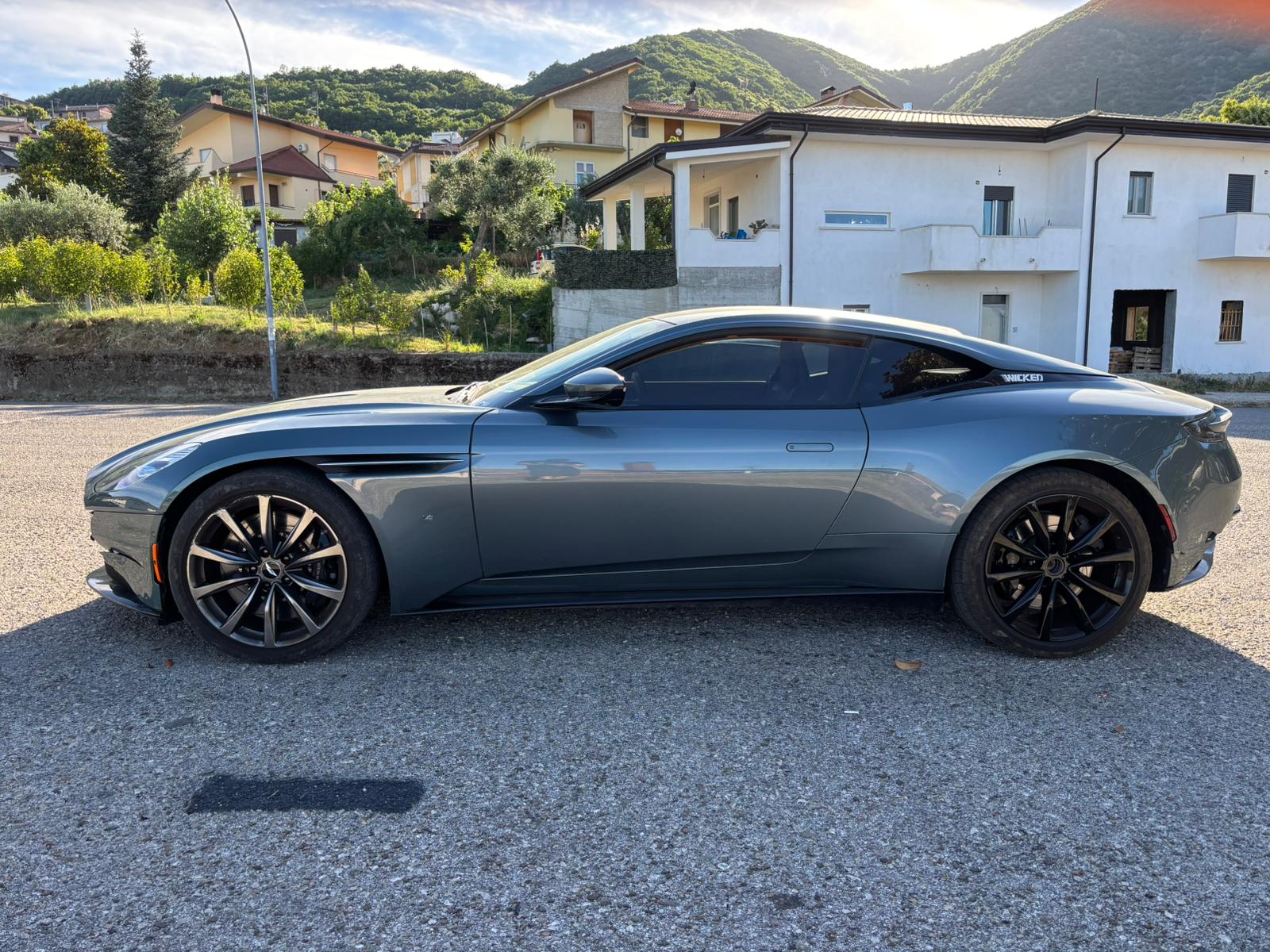 Aston Martin DB11 — ricerca personalizzata