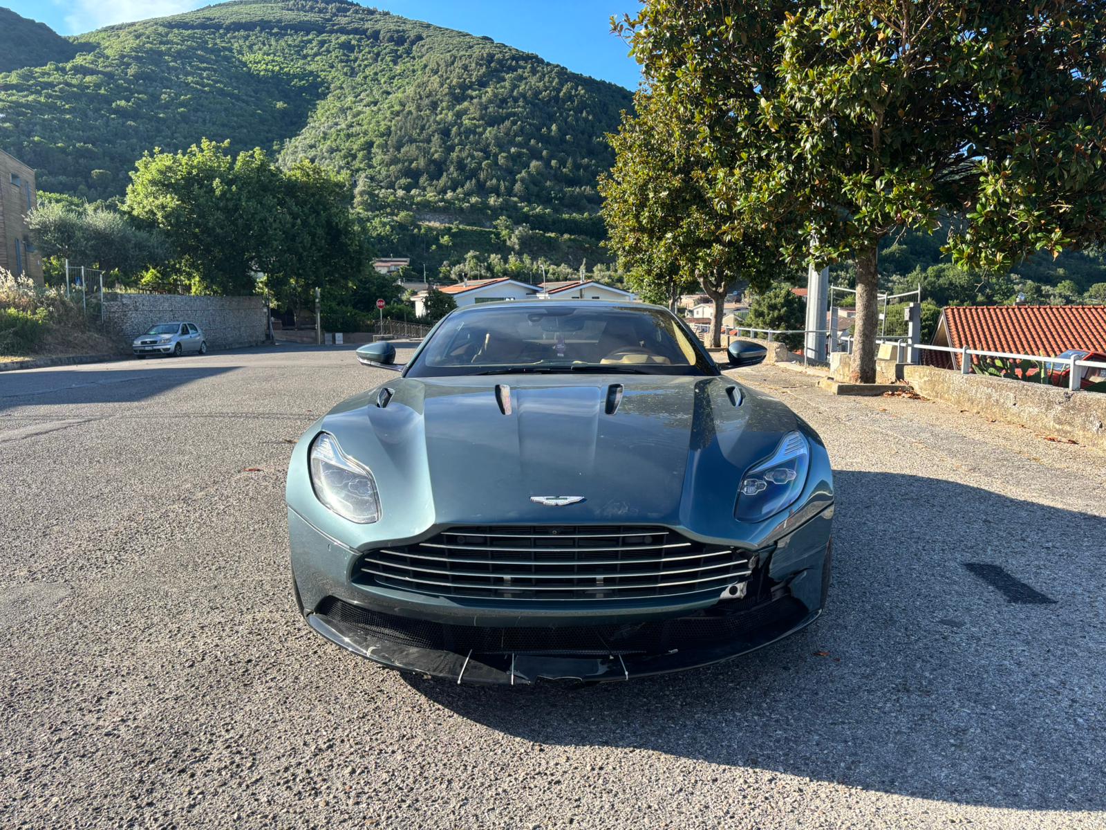Aston Martin DB11 — interni di lusso